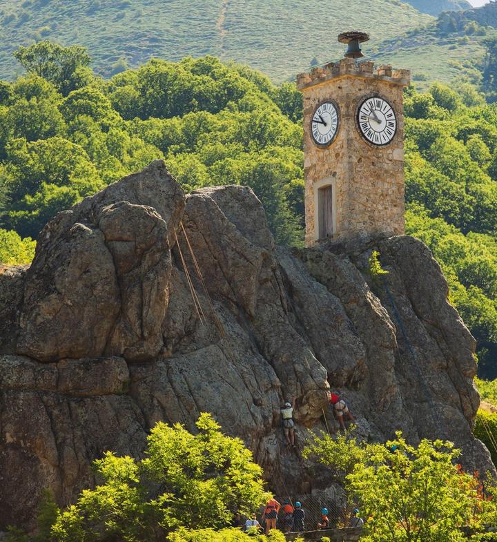 Burzet - Tour de l'horloge avec escaladeurs ©S.BUGNON