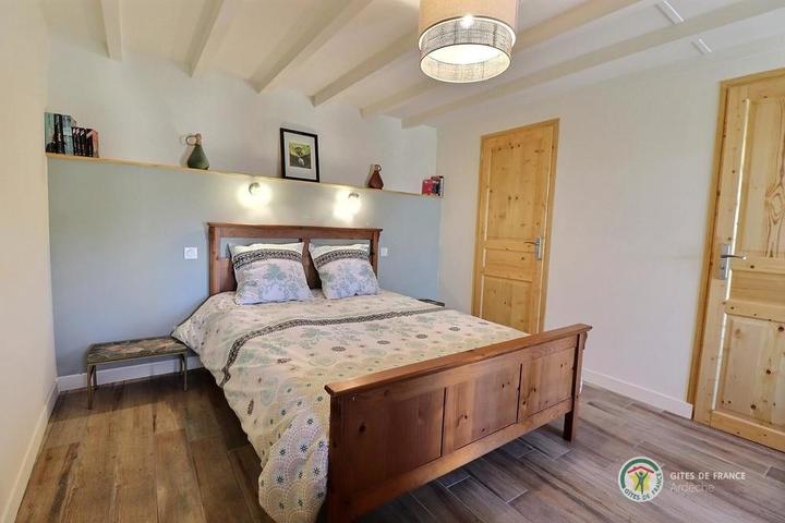 La chambre(1er étage) avec salle d'eau et toilettes privatives, terrasse couverte