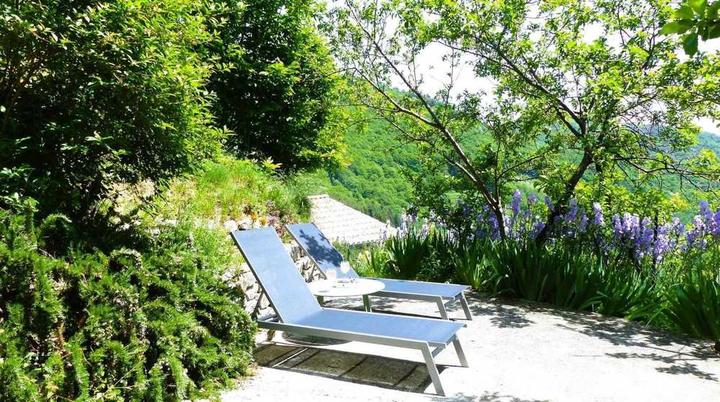 Terrasse du jardin clôturé