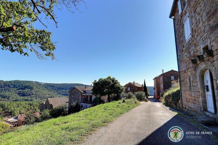 Rue calme avec petit café restaurant à quelques mètres