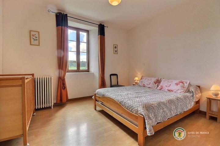 Chambre à l'étage avec lit de 160 cm