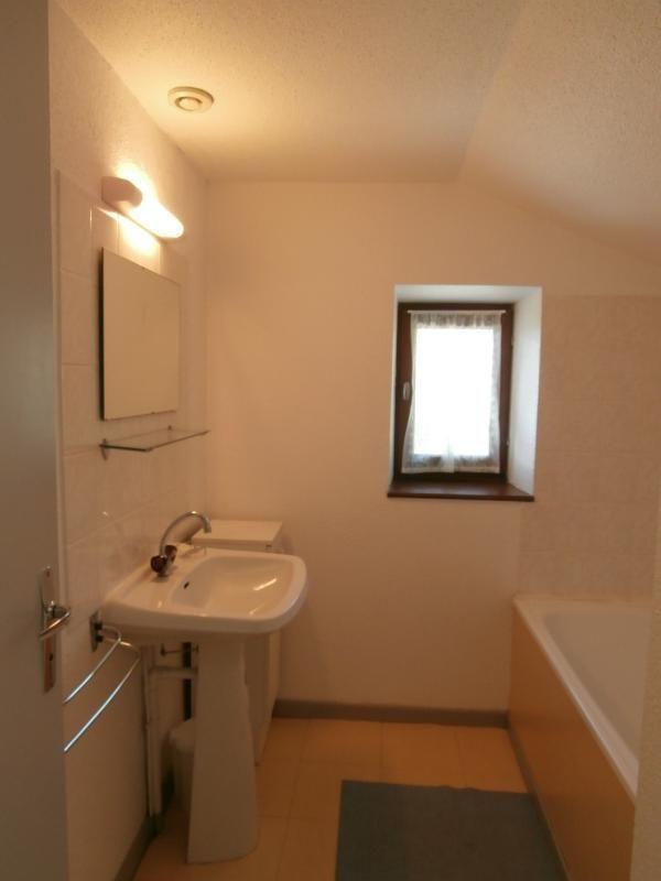 Salle de bains avec baignoire et lavabo.