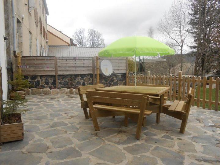 Terrasse clôturée de 30 m ²  exposée au Sud.