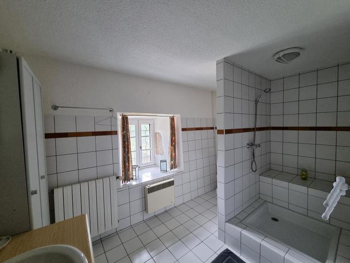 Salle de bain et toilettes, à côté de la chambre 3,niveau intérieur