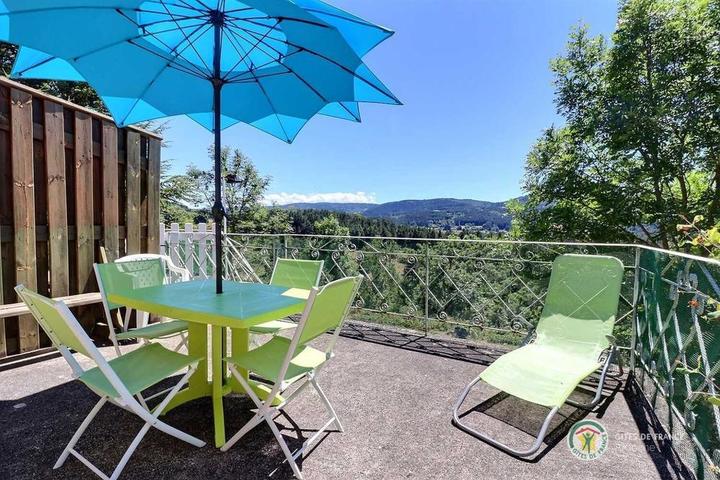 la terrasse avec vue sur le paysage ardéchois