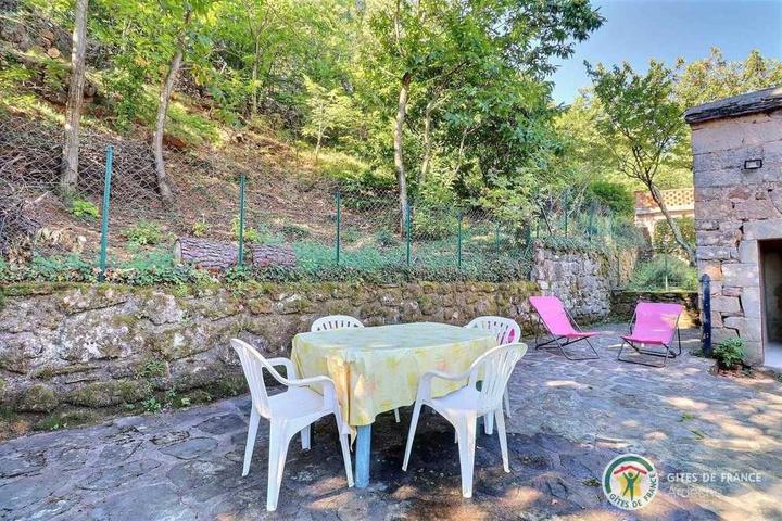 Espace extérieur privé avec salon de jardin et transats, sous les marronniers