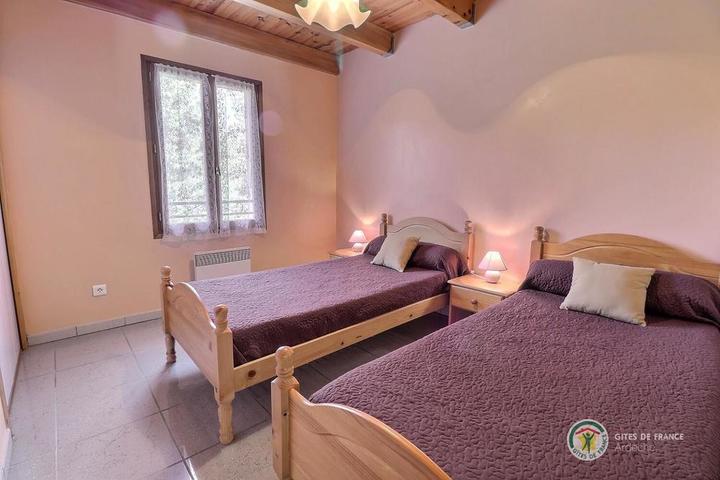 la chambre à deux lits de 90 cm