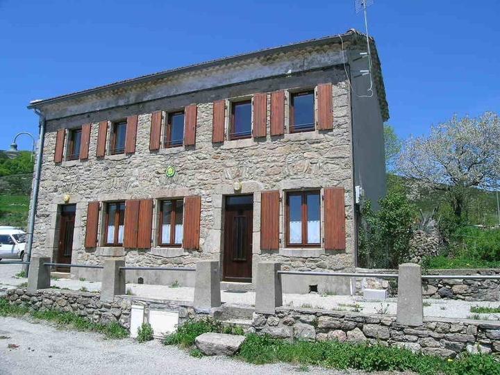 Gîte Les Airelles situé à droite