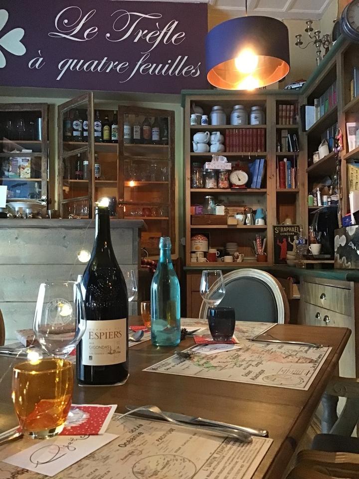 Le Trèfle à Quatre Feuilles Le Trèfle à Quatre Feuilles