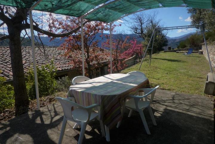 Espace repas privatif et balançoire à partager avec l'autre gîte