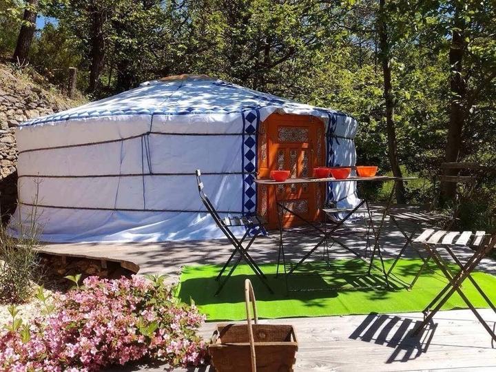 Yourte les bouches rouges