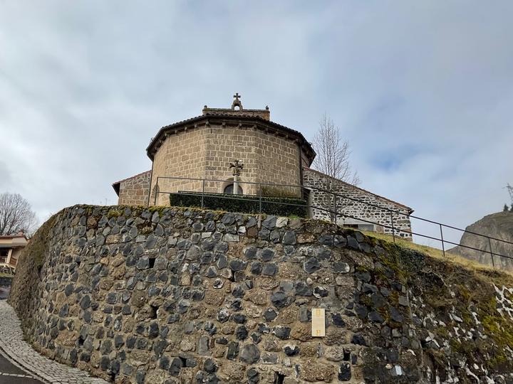 Eglise de saint Pierre chevet de l'église et sa croix