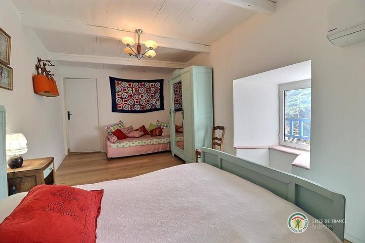 Chambre 3 à l'étage avec lit en 140 et banquette