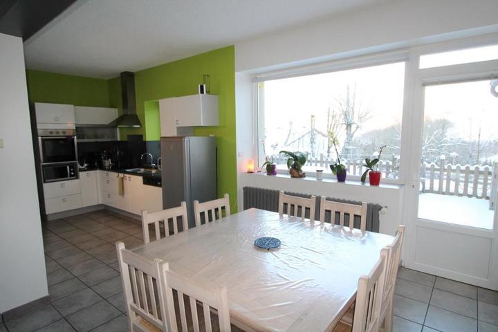 Coin repas avec cuisine ouverte