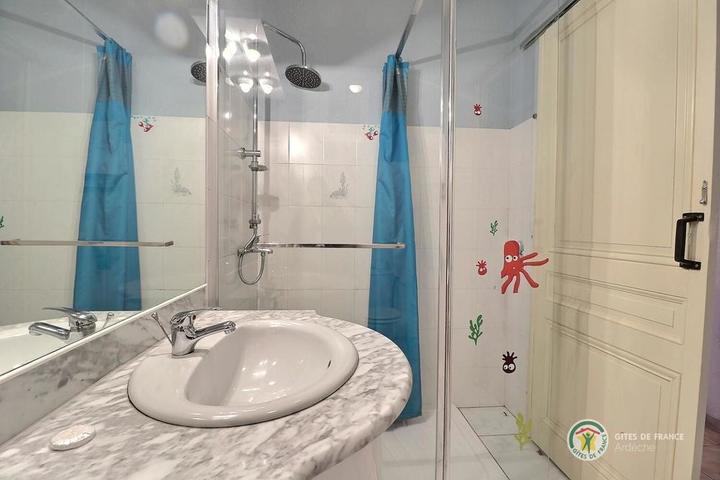 La salle d'eau à l'étage