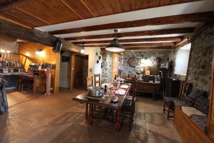 Espace commun avec table d'hôte et petit déjeuner