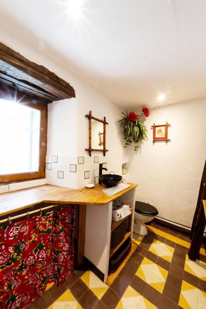 Petite salle d'eau avec douche