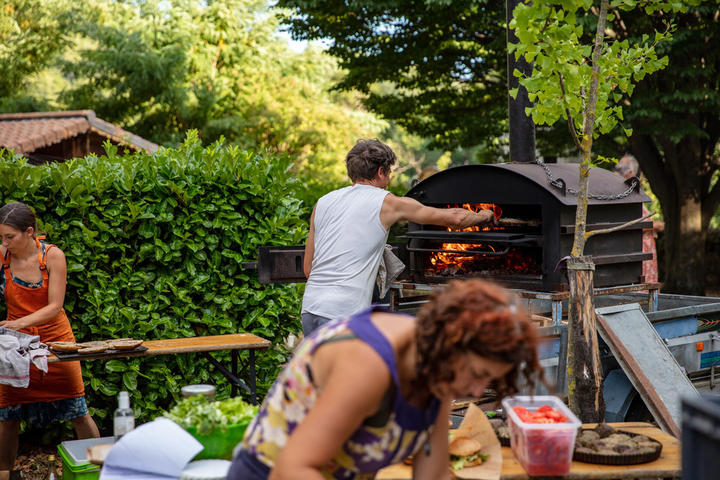 Burzet - marché lundis du terroir et du savoir - pizza du fournil des copains ©sourcesetvolcans Burzet - marché lundis du terroir et du savoir - pizza du fournil des copains ©sourcesetvolcans