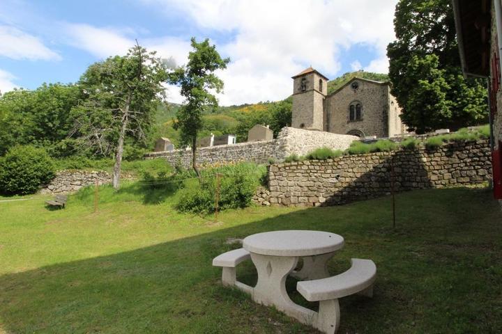 La table de pique-nique et l'environnement du gîte