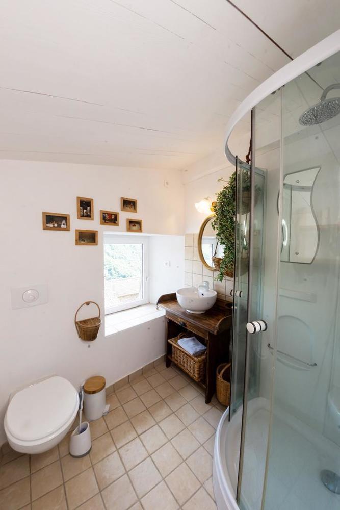 Salle d'eau de l'étage avec douche multi-jets