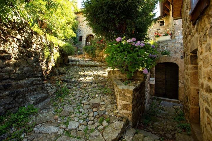 Burzet - Gîte et ruelle pavée du quartier médiéval ©S.BUGNON