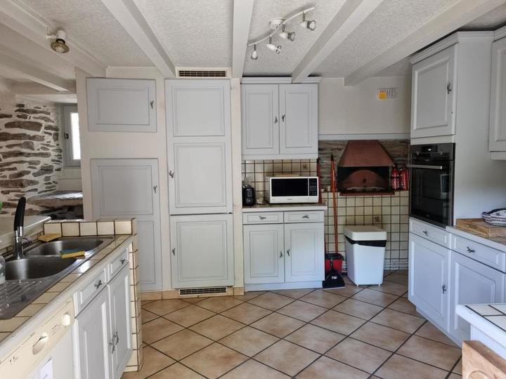 La cuisine aménagée (équipée d'un lave- vaisselle).