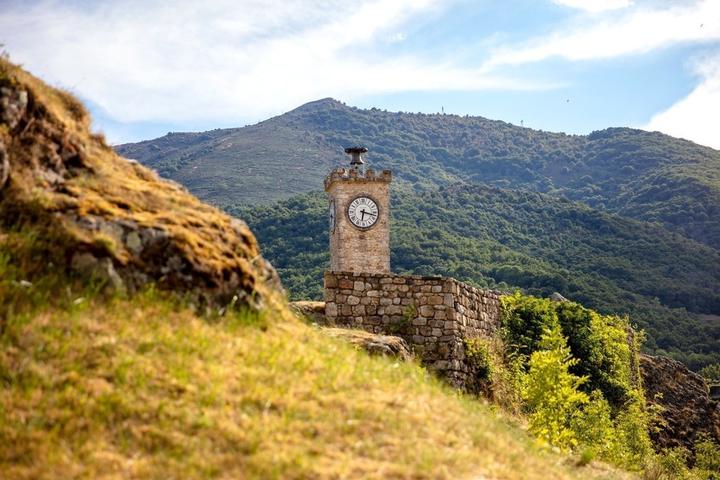 Burzet - tour de l'horloge en été ©sourcesetvolcans