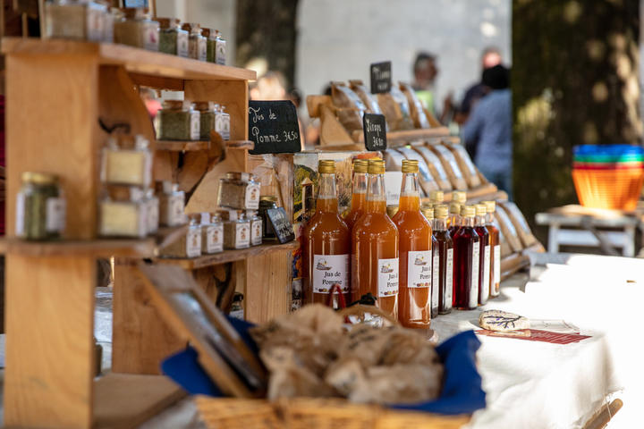 Burzet - marché lundis du terroir et du savoir - miels, confitures, jus et sirops ©sourcesetvolcans