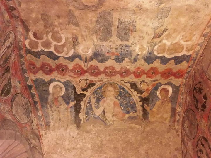 P2030224.JPG Peinture murale de la collégiale