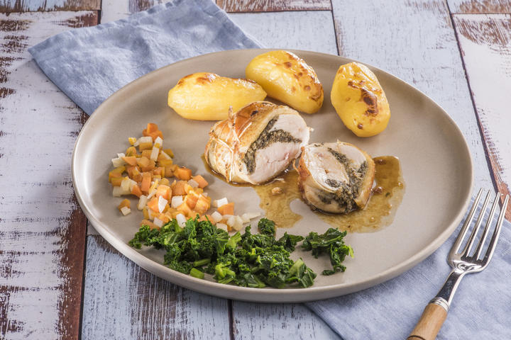 La Table de Vailhac-42.jpg Filet de poulet farçi et légumes de saison