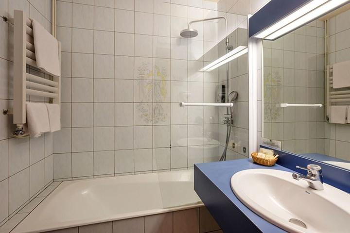 Hôtel-Restaurant La Crèche Hôtel-Restaurant La Crèche