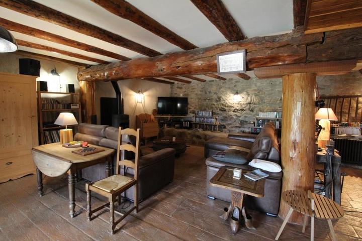 Coin salon avec canapé et télévision - jeux de société et livres