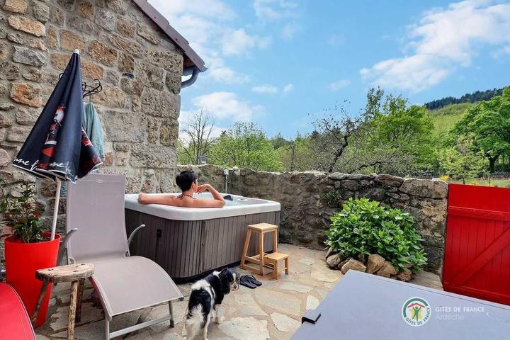 Détente au jacuzzi face à la nature