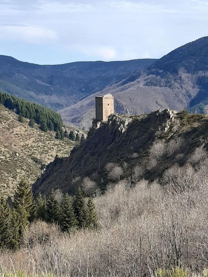 Tour dominant St laurent les Bains