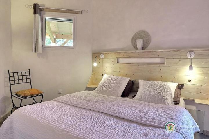 La chambre avec lit en 160 cm