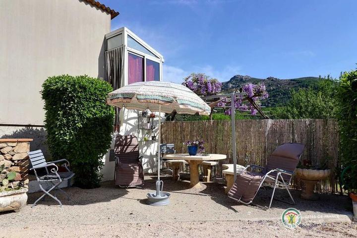 La terrasse pour le repos ou les repas