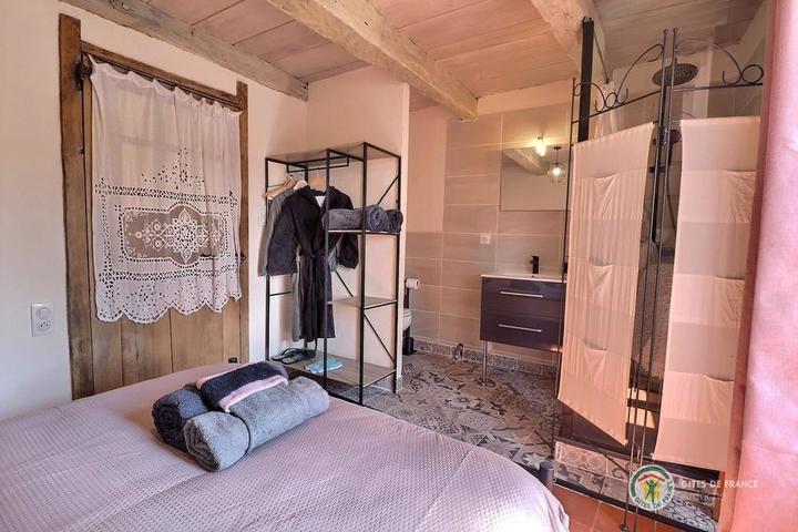 La chambre avec sa salle d'eau