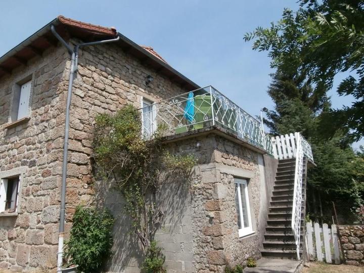 Le gîte avec son escalier d'accès