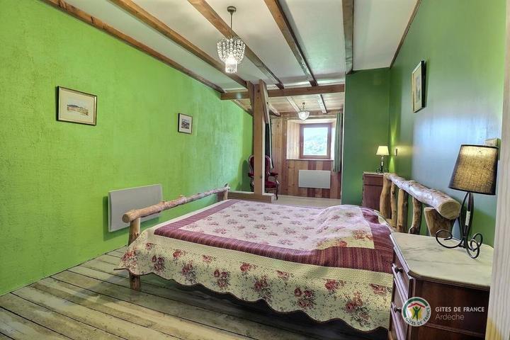 La chambre avec lit de 160 à l'étage