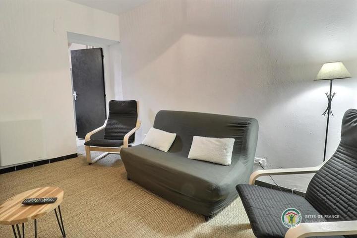 Depuis le salon accès à une chambre