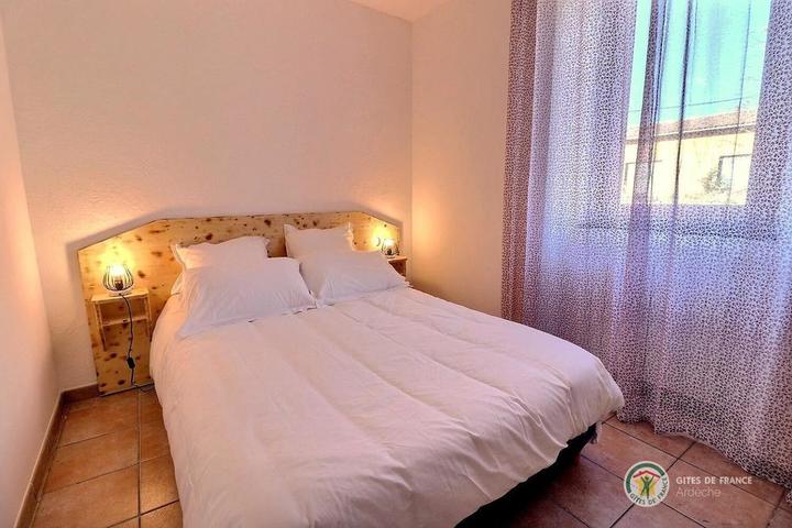 Chambre 2 avec lit en 140