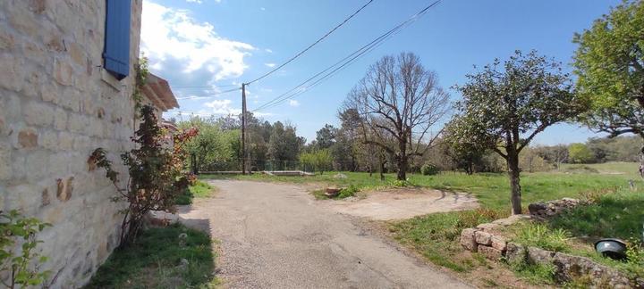 Le parking et les extérieurs du gîte