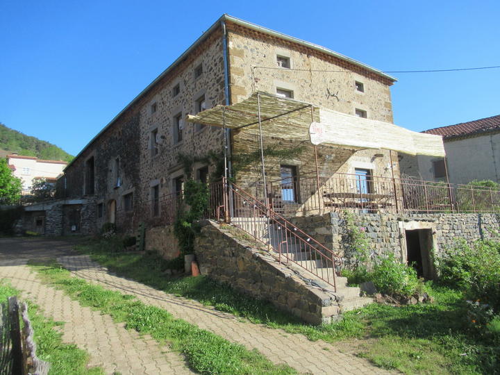 Auberge paysanne avec terrasse ombragée