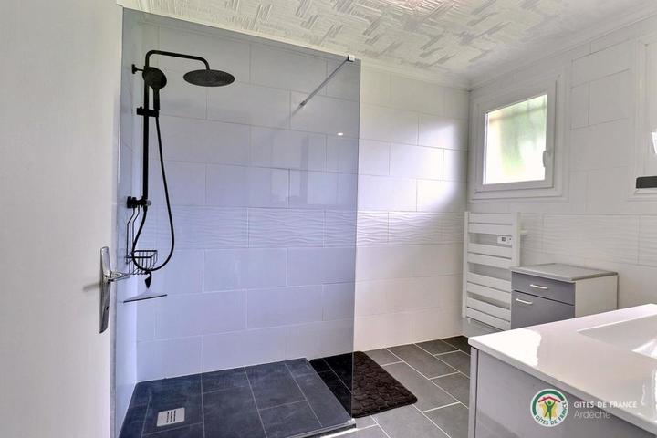 Salle d'eau avec douche à l'italienne