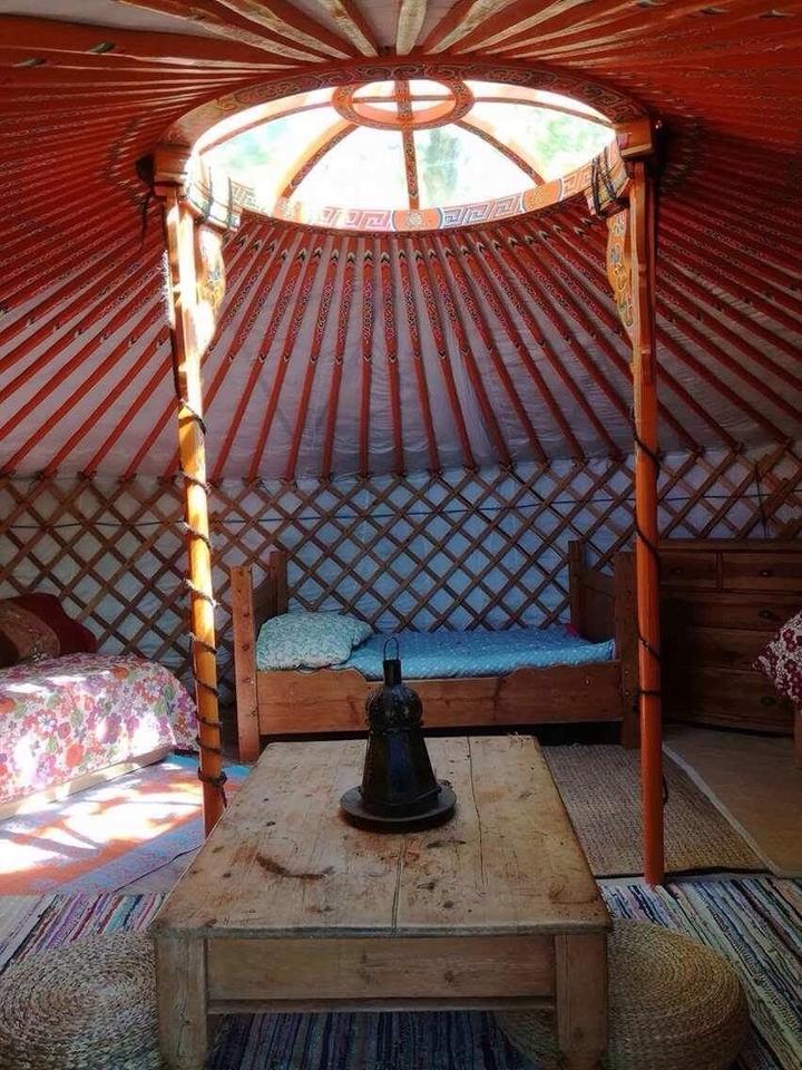 Yourte les bouches rouges