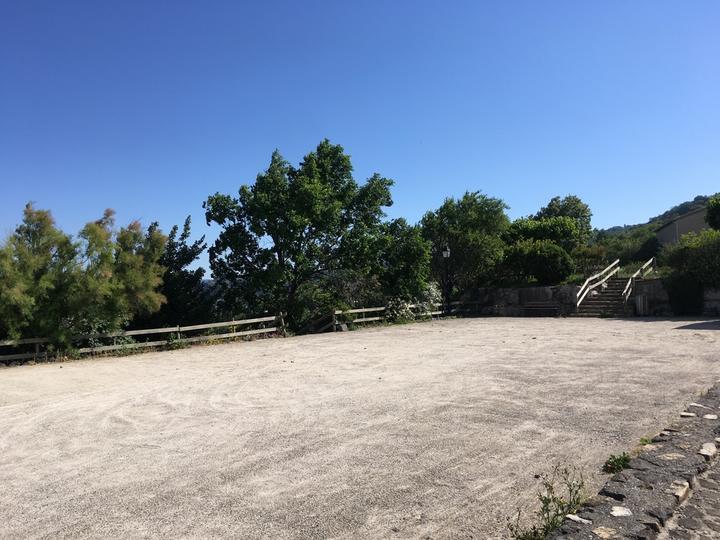 Parking à l'entrée du village Parking à l'entrée du village