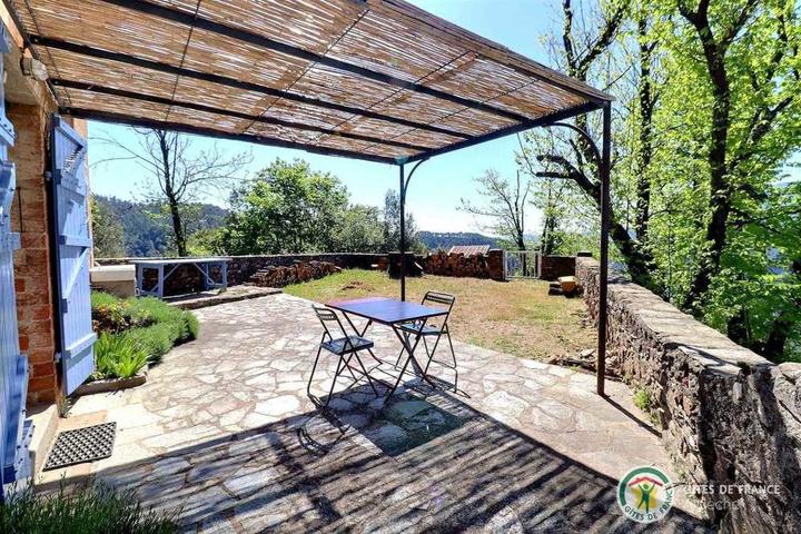 Terrasse sous pergola ombragée avec magnifique vue