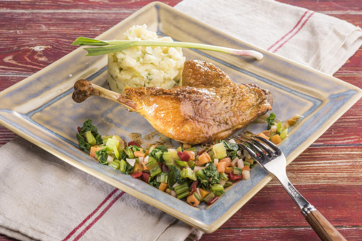 La Table de Vailhac-34.jpg Cuisse de canette et ses légumes de notre potager