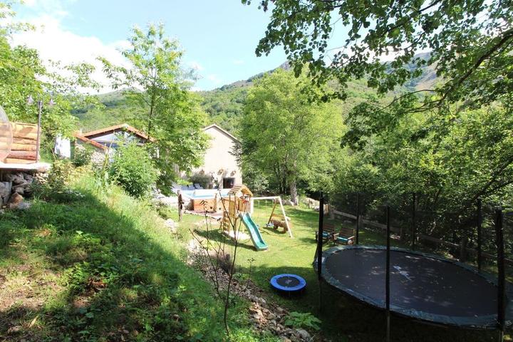 Autre vue sur les jeux et le trampoline.