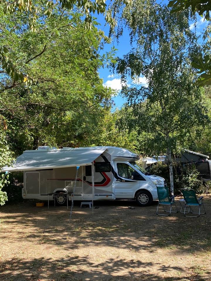 camping le relais des brison beaumont Place de camping